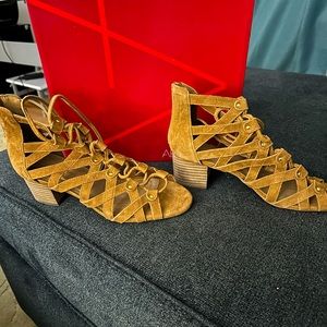 Aerosols suede sandals.